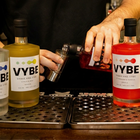 Vodka koktélok otthonra – egyszerű receptek VYBE Vodkával